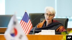 Wakil Menteri Luar Negeri AS Wendy Sherman dalam pertemuan denganWakil Menteri Luar Negeri Pertama Korea Selatan Cho Hyundong, di Kedutaan Besar Korea Selatan untuk Jepang, Selasa, 25 Oktober 2022. (AP/Hiro Komae)