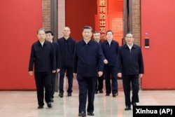 中共领导人习近平带领他的新班子到陕北参观延安革命纪念馆。(2022年10月27日)