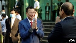 រូបឯកសារ៖ លោក​ ឌិត ទីណា​ ​រដ្ឋ​មន្ត្រី​ថ្មី​នៃ​​​ក្រសួង​​កសិ​កម្ម​លើក​ដៃ​សំពះ​រដ្ឋ​មន្ត្រី​ក្រសួង​អភិ​វឌ្ឍន៍​ជនបទ​លោក ​អ៊ុក​ រ៉ាប៊ុន​​ ដែល​បាន​ចូល​រួម​ពិធី​ផ្ទេរ​តំណែង​​ដល់​រូប​លោក​​នៅ​​​ទីស្តី​ការ​ក្រសួង​កសិ​កម្ម​រុក្ខា​ប្រមាញ់ និង​នេសាទ​នៅថ្ងៃទី១៧ ខែ​តុលា ឆ្នាំ ២០២២។