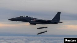 Jet tempur F-15K milik Angkatan Udara Korea Utara berpartisipasi dalam latihan militer gabungan dengan pasukan AS pada 4 Oktober 2022. (Foto: Korean Defense Ministry/Yonhap via Reuters)