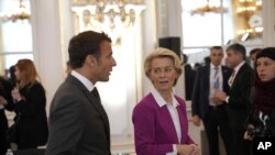 Presiden Komisi Eropa Ursula von der Leyen berbicara dengan Presiden Prancis Emmanuel Macron selama pertemuan Komunitas Politik Eropa di Kastil Praha, di Republik Ceko, Kamis, 6 Oktober 2022. (Foto: AP/Darko Bandik)