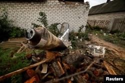 乌克兰顿涅茨克地区一户人家的花园里躺着一枚俄罗斯军队发射的导弹。（2022年10月4日）