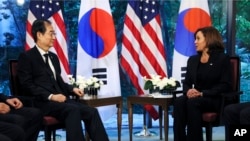 美国副总统卡马拉·哈里斯2022年9月27日在东京与韩国总理韩德洙会面。