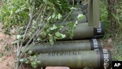 美国向乌克兰军队提供的M777榴弹炮弹放置在乌克兰东部顿巴斯地区的土地上准备射向向俄罗斯阵地。（2022年6月18日）