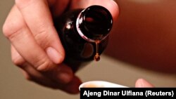 ILUSTRASI - Sirop obat batuk, 19 Oktober 2022. (REUTERS/Ajeng Dinar Ulfiana)