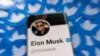 Foto ilustrasi yang menunjukkan akun twitter milik Elon Musk terpampang di layar telepon genggam yang disimpan di depan kumpulan logo Twitter yang dicetak. Foto diambil pada 28 April 2022. (Foto: Reuters/Dado Ruvic)