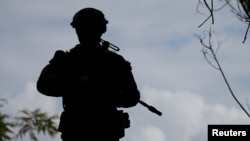 ARHIVA - Vojnik Treće brigade australijske vojske stražari na Langam biču tokom vežbe snaga Australije i SAD, u sevenroj Austraiji, 13. jula 2017.