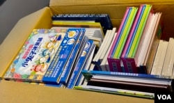 准备售卖儿童书籍的香港人书展参展商Anna表示，收到业主通知终止场地租约，即日收拾好参展书籍离场 (美国之音/汤惠芸）