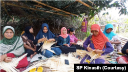 Aktivitas menganyam besek adalah penghidupan sekaligus ruang politik bagi perempuan Wadas yang terancam tambang. (Foto: SP Kinasih)