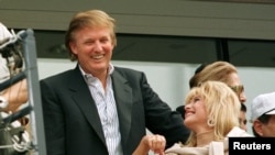 Donald Trump azali koseka na molongani wa ye kala Ivana Trump le 7 septembre 1997