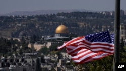 在拜登总统即将到访中东地区之际，美国国旗飘扬在耶路撒冷。(2022年7月12日)