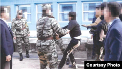 한국 통일부는 지난 2019년 11월 판문점에서 탈북어민 2명을 북한으로 송환하면 촬영한 사진을 지난해 7월 공개했다. 사진 = 통일부.