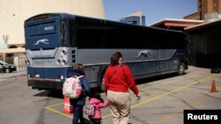 ARHIVA: Migrantkinja iz Gvatemale sa ćerkom na autobuskoj stanici u El Pasou u Teksasu, 5. marta 2021. 