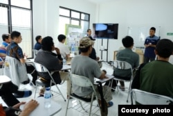 Yayasan DeBintal, bekerja sama dengan BLK Panasonic, mengadakan pelatihan perawatan pendingin ruangan bagi para eks-napiter sebagai bagian dari pemberdayaan mereka (Courtesy Yayasan DeBintal)