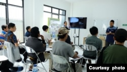 Yayasan DeBintal, bekerja sama dengan BLK Panasonic, mengadakan pelatihan perawatan pendingin ruangan bagi para eks-napiter sebagai bagian dari pemberdayaan mereka (Courtesy Yayasan DeBintal)