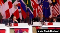 资料照片：澳大利亚储备银行行长菲利普·洛威(Philip Lowe)和澳大利亚财政部长吉姆·查莫斯(Jim Chalmers)在印度尼西亚巴厘岛出席二十国集团(G20)财长和央行行长会议。(2022年7月15日)