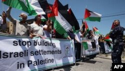 Warga Palestina melakukan aksi unjuk rasa di Betlehem, Tepi Barat menentang pembangunan permukiman Yahudi di wilayah pendudukan, ketika Presiden AS Joe Biden mengunjungi Israel dan wilayah Palestina, pada 15 Juli 2022 lalu (foto: dok). 