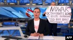 Arhiva - Marina Ovsjanikova, novinarka i urednica, nosi transparent protiv rata u Ukrajini tokom emitovanja emisije vesti, u TV tudiju ruskog Kanala 1, 14 marta 2022.