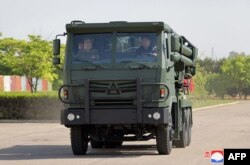 북한 관영 조선중앙통신(KCNA)은 13일 김정은 국무위원장이 북한의 신형 240mm 방사포를 싣는 방사포 이동식발사차량을 시승했다며 사진을 공개했다.