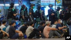 香港主权移交23周年纪念日香港民众游行抗议港版国安法，港警拘捕多名抗议者。（2020年7月1日）