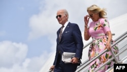 资料照片：美国总统乔·拜登与第一夫人吉尔·拜登在南卡罗莱纳州的北查尔斯顿的查尔斯顿走下“空军一号”专机。(2022年8月16日)