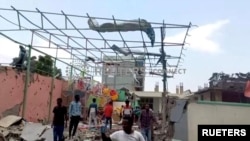 Sejumlah warga tampak memeriksa kerusakan dari sebuah taman bermain menyusul serangan udara yang terjadi di Mekelle, ibu kota dari wilayah Tigray, Ethiopia, pada 26 Agustus 2022. (Foto: Tigrai TV/Reuters TV)