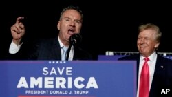 ARHIVA - Kandidat za republikanskog guvernera Viskonsina Tim Majkls, govori dok ga bivši predsednik SAD Donald Tramp posmatra tokom mitinga u Vakiši, u Viskonsinu, 5. avgusta 2022.