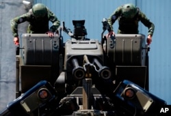 Tajvanski vojnici pored protivavionskog topa, u bazi na jugoistoku Tajvana, 18. avgusta 2022.