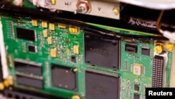 资料照片：乌军在战场上收集到并交给路透社的含有Altera芯片的无线电高度表，这种设备被俄罗斯的“口径”和“伊斯坎德尔”导弹用来在飞行途中进行匹配地形的自动修正。 
