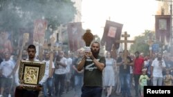 Seorang pria yang mengenakan kaus bertuliskan huruf Z turut serta dalam aksi menentang acara pawai LGBT Euro Pride di Belgrade, Serbia, pada 28 Agustus 2022. (Foto: Reuters/Zorana Jevtic)