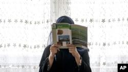 ARHIVA - Mlada Avganistanka prisustvuje času u tajnoj školi u Kabulu, 30. jula 2022. (Foto: AP/Ebrahim Noroozi)