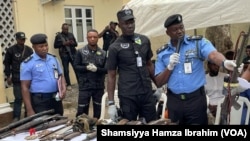 Lokacin da 'yan sandan Najeriya suka baje makamai tare da gabatar da wasu mutane da ake zargi da ayyukan ta'addanci a Abuja, babban birnin Najeriya. (Shamsiyya Hamza Ibrahim VOA)