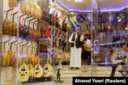 Seorang pemain biola Saudi memainkan biola di toko alat musik di Pasar Hilla, di Riyadh, Arab Saudi, 20 Januari 2020. (Foto: REUTERS /Ahmed Yosri)