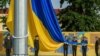 Anggota pasukan kehormatan Ukraina menghadiri upacara untuk menandai Hari Bendera Nasional Ukraina, di kota barat Lviv pada 23 Agustus 2022, sebagai ilustrasi. Beberapa pejabat senior Ukraina mengundurkan diri pada Selasa (24/1). (Foto: AFP)