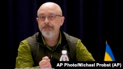 Menteri Pertahanan Ukraina Oleksii Reznikov di Pangkalan Udara Ramstein di Ramstein, Jerman, Selasa, 26 April 2022. (AP/Michael Probst)