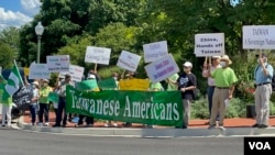 台美人2022年8月12日在中国驻美大使馆前抗议中国因美国众议院议长佩洛西访台在台湾周边实弹演习（美国之音锺辰芳拍摄）