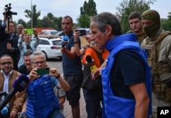 Direktur Jenderal Badan Energi Atom Internasional (IAEA) Rafael Mariano Grossi berbicara kepada media saat misi Badan Energi Atom Internasional bersiap untuk mengunjungi pembangkit listrik tenaga nuklir Zaporizhzhia, di Zaporizhzhia, Ukraina. (Foto: AP)