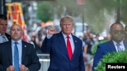 Bivši predsednik SAD Donald Tramp izlazi iz Tramp kule u Njujorku, 10. avgusta 2022.
