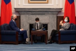 Predsednica Tajvana Cao Ing-ven tokom sastanka sa demokratskim senatorom Edom Markijem, u Predsedničkoj kancelarii u Tajpeju, Tajvan, 15. avgusta 2022.(Taiwan Presidential Office via AP)