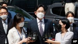 Pewaris Samsung Electronics Lee Jae-yong, tengah, tiba di Pengadilan Distrik Pusat Seoul di Seoul, Korea Selatan, pada 8 Juni 2020. (Foto: AP)