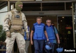 资料照片：国际原子能机构总干格罗西率领的安全评估小组离开下榻的酒店前往乌克兰的扎波罗热核电站。（2022年9月1日）