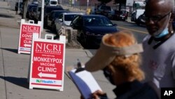 美国新泽西纽瓦克的民众排队注射猴痘疫苗（2022年8月16日）