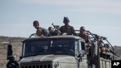 ARSIP - Tentara pemerintah Ethiopia naik di bagian belakang truk di jalan dekat Agula, utara Mekele, di wilayah Tigray di Ethiopia utara, 8 Mei 2021. (AP/Ben Curtis, File)