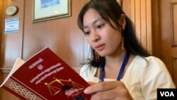 យុវជន​ជនជាតិ​ដើមភាគ​តិច​ចារ៉ាយ កំពុង​អង្គុយ​អាន​របាយការណ៍ស្តីអំពី​ «អំពើ​ហិង្សា​ផ្អែក​លើ​យេនឌ័រ​​លើ​ស្រ្តី​ជនជាតិ​ដើម​ភាគ​តិច​​ក្នុង​ខេត្ត​ចំនួន​បី​នៃ​ប្រទេសកម្ពុជា​ឆ្នាំ​២០២០» ក្នុង​​ទិវា​អន្តរជាតិ​ជនជាតិ​ដើម​ភាគ​តិច​​ពិភព​លោក ​ថ្ងៃទី​៩ ខែសីហា​ ឆ្នាំ​២០២២។ (កាន់ វិច្ឆិកា/វីអូអេ)