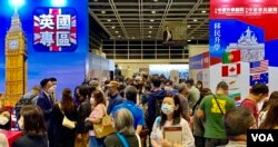 民调显示港人对英、美、法、澳洲及日本的政府及人民好感度下跌，但近年移民及留学博览的参观人次屡创新高，笔名谭美德的时事评论员分析，反映港人”口里说不、身体最诚实”的现像 (美国之音/汤惠芸)