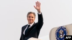 Antony Blinken, secrétaire d'Etat ya Etats-Unis apepi loboko yambo na kokota na mpepo na Kinshasa, RDC, 10 août 2022. (Photo by Andrew Harnik / POOL / AFP)