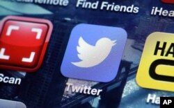 Logo aplikasi Twitter di layar iPhone.