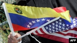 Bendera Amerika dan Venezuela berkibar. Presiden Venezuela Nicolas Maduro dan Presiden Brazil Luis Inacio Lula da Silva pada Senin (29/5) mengecam sanksi yang dijatuhkan Amerika Serikat terhadap Venezuela. 