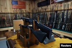 Berbagai jenis senjata api terlihat dipajang di Calamity Jane's Firearms and Fine Shoes di Hudson Falls, New York, AS, 20 Juli 2022. (Foto: REUTERS/Shannon Stapleton)