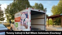 Truk U-Haul sewaan dengan pintu belakang terbuka lebar diparkir di komplek hotel.(Foto: Tommy Indrarji & Bali Bikers Indonesia)
